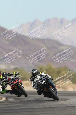 media/Oct-30-2025-Racers Edge (Thu) [[dabbdaf680]]/3-B Group/Session 2 (Turn 14)/